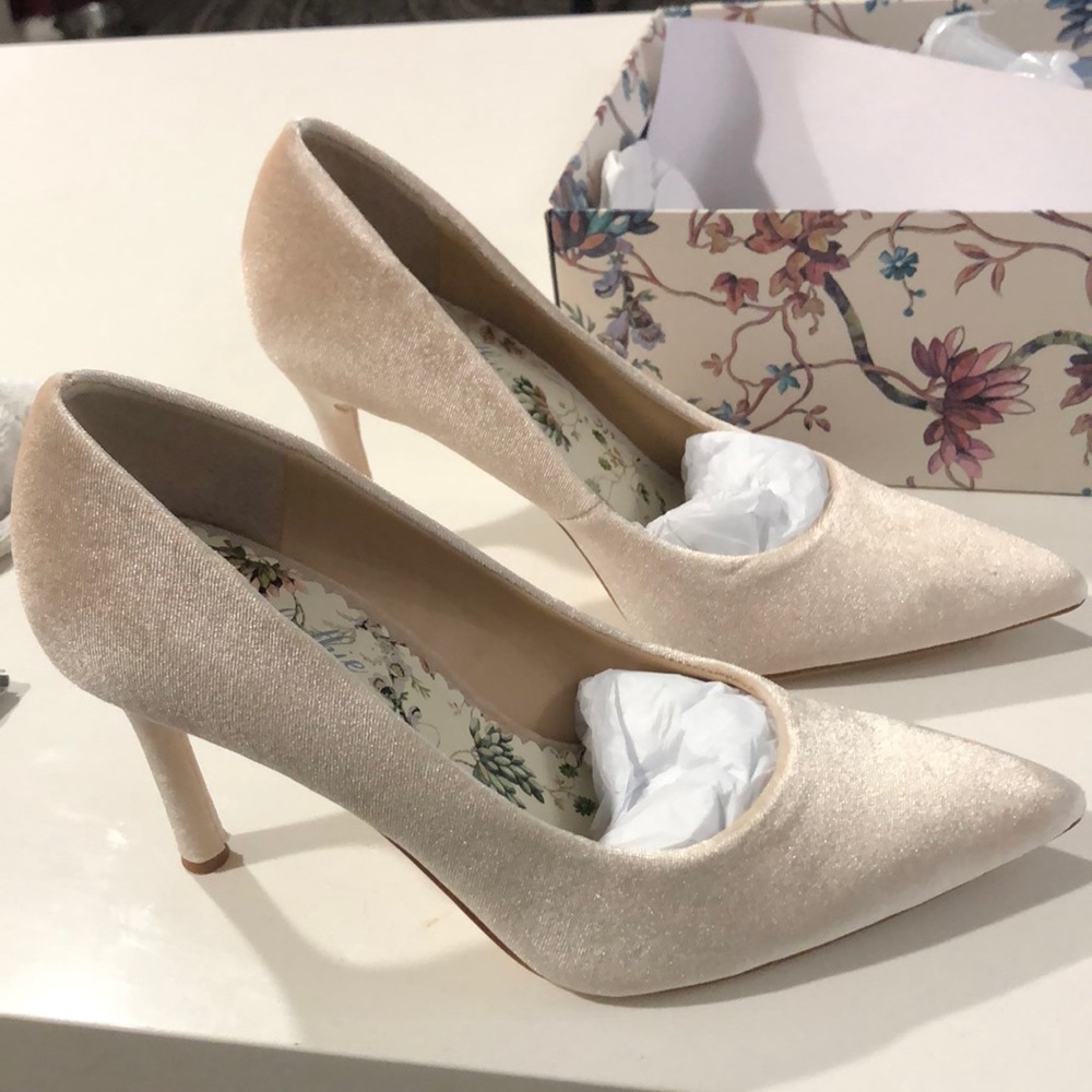 7.5 Antonio Melani champagne heels pumps suede fabric 3 in. heel